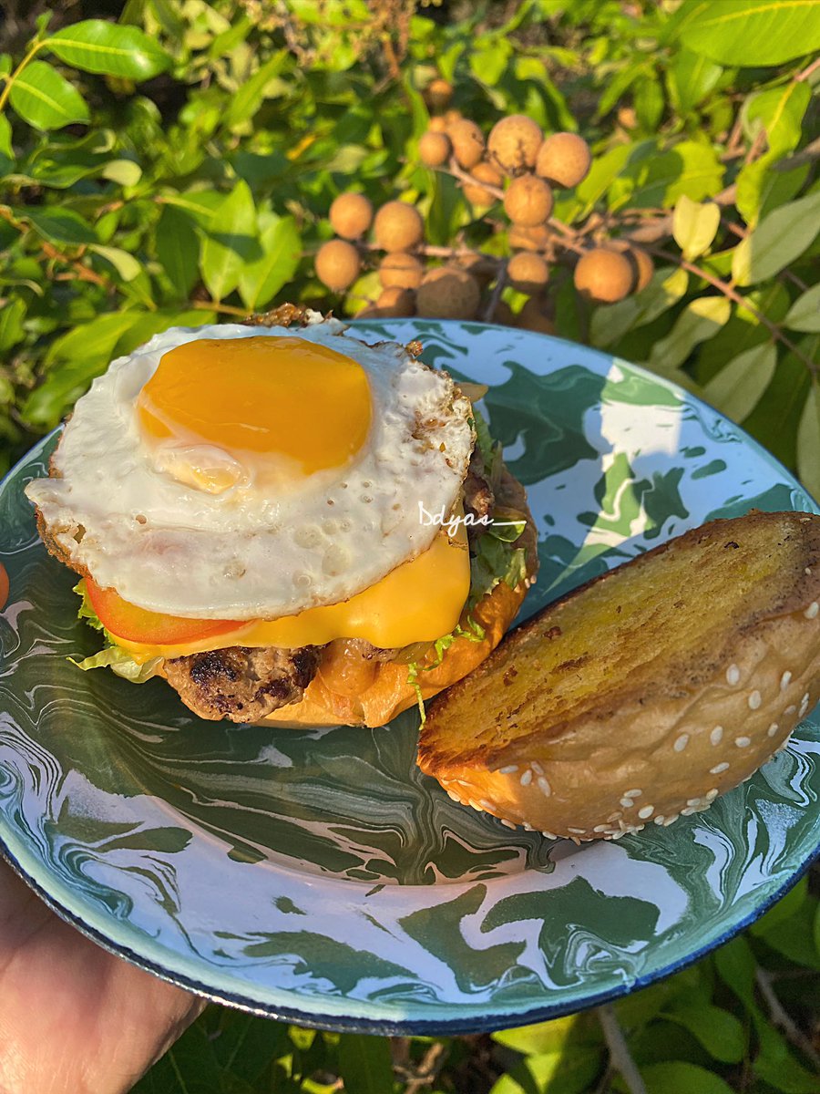 Dydyas_'s tweet photo. edisi menghabiskan stok bun karena hri ini masuk hri k-3 setelah pembuatan.
sarapan burger dg sunny side up diatasnyaπππ€€
makan ini auto kenyang seharian krena homemade & made by lovedπ«Άπ»
#WeekendDaging https://t.co/L4o5oWBIPG