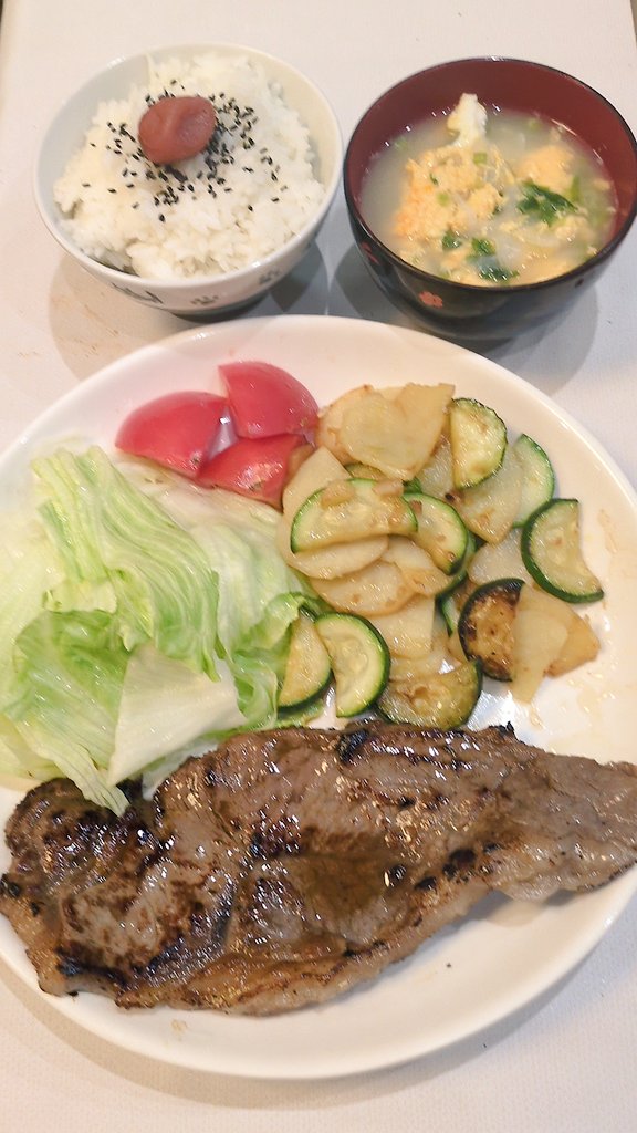 tyokopinn's tweet photo. 旦那さんのお友達様がステーキ肉を８枚もプレゼントしてくれました😭🙏😭🙏
人生初のゴールデンな日々を堪能してます
悲しいことに、私は牛アレルギーなんで食べれませんがお肉大好きな2人は発狂して喜んでおります💃🎶
「お返しはうれてくれ‼️」
ってことで頑張ります💪👍 https://t.co/fEyZLoh4S2