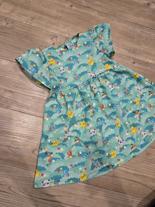 Spちゃんが選んだ布でPoke dressできた〜!ゆるふわスタイルなので暑い時期によさそう。パターン印刷、布切る、裁縫トータルで3時間半ぐらい。かわい〜!