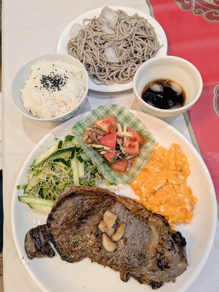tyokopinn's tweet photo. 旦那さんのお友達様がステーキ肉を８枚もプレゼントしてくれました😭🙏😭🙏
人生初のゴールデンな日々を堪能してます
悲しいことに、私は牛アレルギーなんで食べれませんがお肉大好きな2人は発狂して喜んでおります💃🎶
「お返しはうれてくれ‼️」
ってことで頑張ります💪👍 https://t.co/fEyZLoh4S2