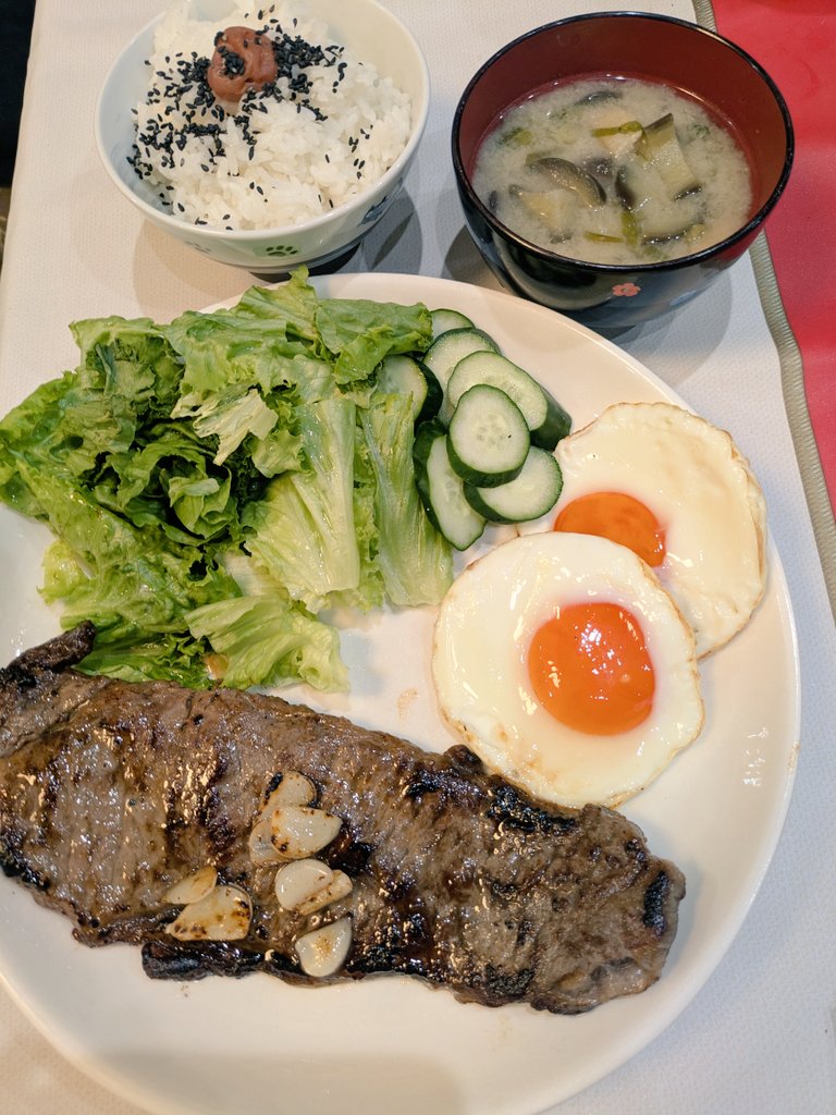 tyokopinn's tweet photo. 旦那さんのお友達様がステーキ肉を８枚もプレゼントしてくれました😭🙏😭🙏
人生初のゴールデンな日々を堪能してます
悲しいことに、私は牛アレルギーなんで食べれませんがお肉大好きな2人は発狂して喜んでおります💃🎶
「お返しはうれてくれ‼️」
ってことで頑張ります💪👍 https://t.co/fEyZLoh4S2