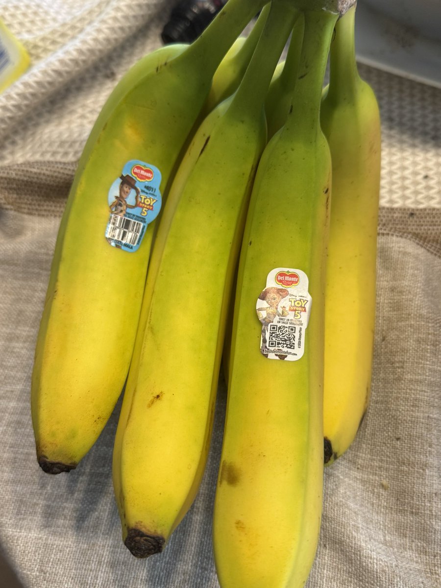 RichardGottardo's tweet photo. … was I supposed to pay a premium for add free bananas? https://t.co/9nDhdvR4xq