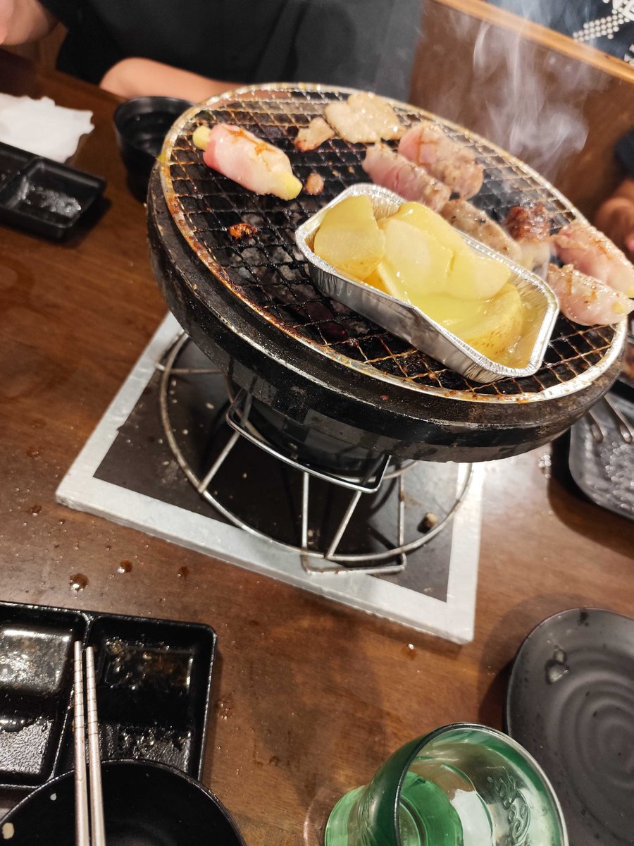 TUFS_ambassador's tweet photo. 【 #外大生 の休日 】
先日、同じ専攻言語の仲間と焼肉に行ってきました！私は１年生で、入学して約２ヶ月、ようやくお互いのことを掴めてきた気がします！！外大最大のイベント、外語祭が、今から楽しみで仕方ないです！！

#東京外国語大学 #東京外大 #たふばさだー https://t.co/NqtqfmVoQB