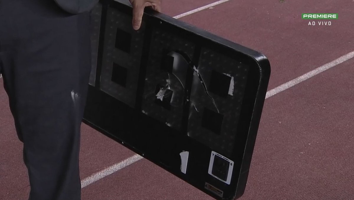 spfcpics's tweet photo. A placa de substituição que Enzo Diaz quebrou assim que saiu de campo, quando acabou o jogo https://t.co/CRJS7xWv94