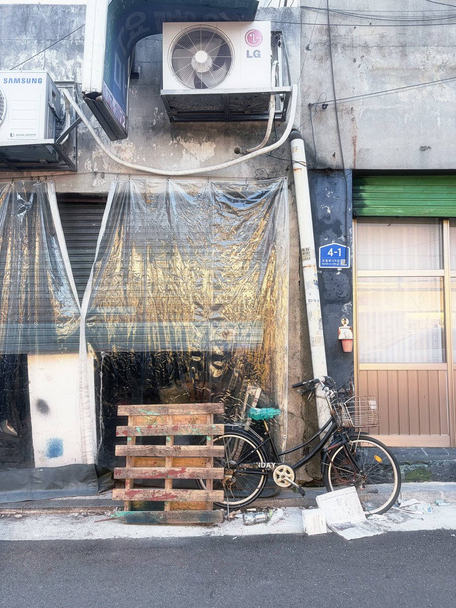 chiariines's tweet photo. 趁著文來洞還沒有被某廠牌墨鏡跟香芬入侵之前來晃晃，整個下午到晚上都可以舒服地待著，希望不要成為下一個聖水😭

#阿瑞的30後人生連載 #seoul #korea #tripwithmom #learningandliving #autumn #trip #한국 #여행 #여행스타그램 #너무좋다 https://t.co/D97fJPbPVK