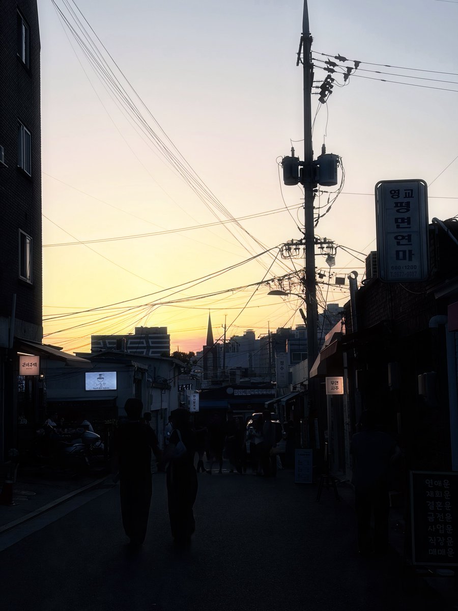 chiariines's tweet photo. 趁著文來洞還沒有被某廠牌墨鏡跟香芬入侵之前來晃晃，整個下午到晚上都可以舒服地待著，希望不要成為下一個聖水😭

#阿瑞的30後人生連載 #seoul #korea #tripwithmom #learningandliving #autumn #trip #한국 #여행 #여행스타그램 #너무좋다 https://t.co/D97fJPbPVK