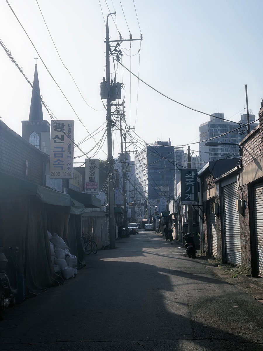 chiariines's tweet photo. 趁著文來洞還沒有被某廠牌墨鏡跟香芬入侵之前來晃晃，整個下午到晚上都可以舒服地待著，希望不要成為下一個聖水😭

#阿瑞的30後人生連載 #seoul #korea #tripwithmom #learningandliving #autumn #trip #한국 #여행 #여행스타그램 #너무좋다 https://t.co/D97fJPbPVK