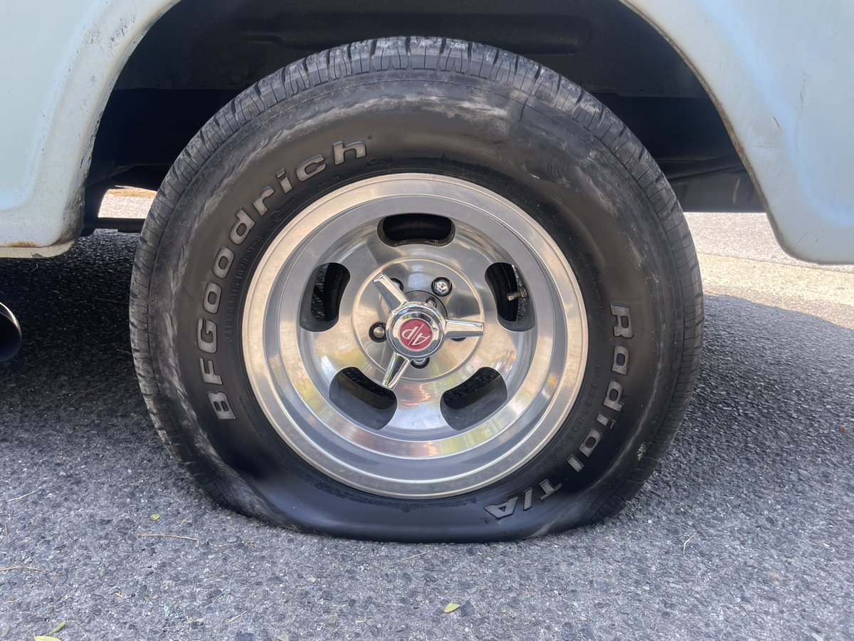 econoricebt's tweet photo. 近況…

エコノラインタイヤ破裂(鉄片をサイドウォールで踏んでしまった)
衝撃でサイドマーカーぶっ飛ぶ
→タイヤは復活

サニトラ、塗装のクリアが痛みクリア剥げが進行してきたので塗り直し
→もうすぐ仕上がります✨ https://t.co/eeEJKAX6gq