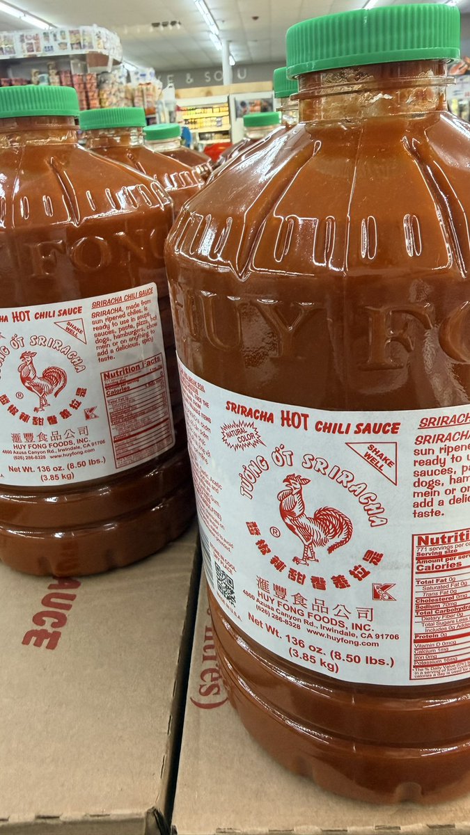PEU_AR's tweet photo. Un galón de sriracha 😳 https://t.co/GPBDbG3OCa