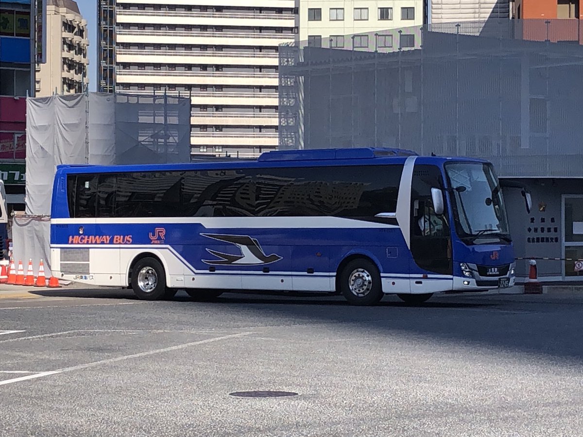 YfXn5dhsBhHg6sd's tweet photo. 名古屋駅(新幹線口)ハイウェイバス乗り場に進入するリバース
画像には写ってませんが、この後ろにレトロバスが続けてやってきました
JR東海バスさん、粋な計らいありがとうございました！
#JR東海バス
#ハイウェイバス
#高速バス
#名古屋駅
#ラッピングバス https://t.co/BNIfBc7DA2