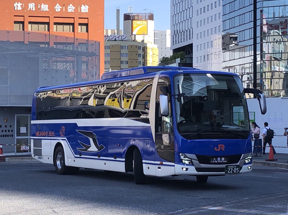 YfXn5dhsBhHg6sd's tweet photo. 名古屋駅(新幹線口)ハイウェイバス乗り場に進入するリバース
画像には写ってませんが、この後ろにレトロバスが続けてやってきました
JR東海バスさん、粋な計らいありがとうございました！
#JR東海バス
#ハイウェイバス
#高速バス
#名古屋駅
#ラッピングバス https://t.co/BNIfBc7DA2