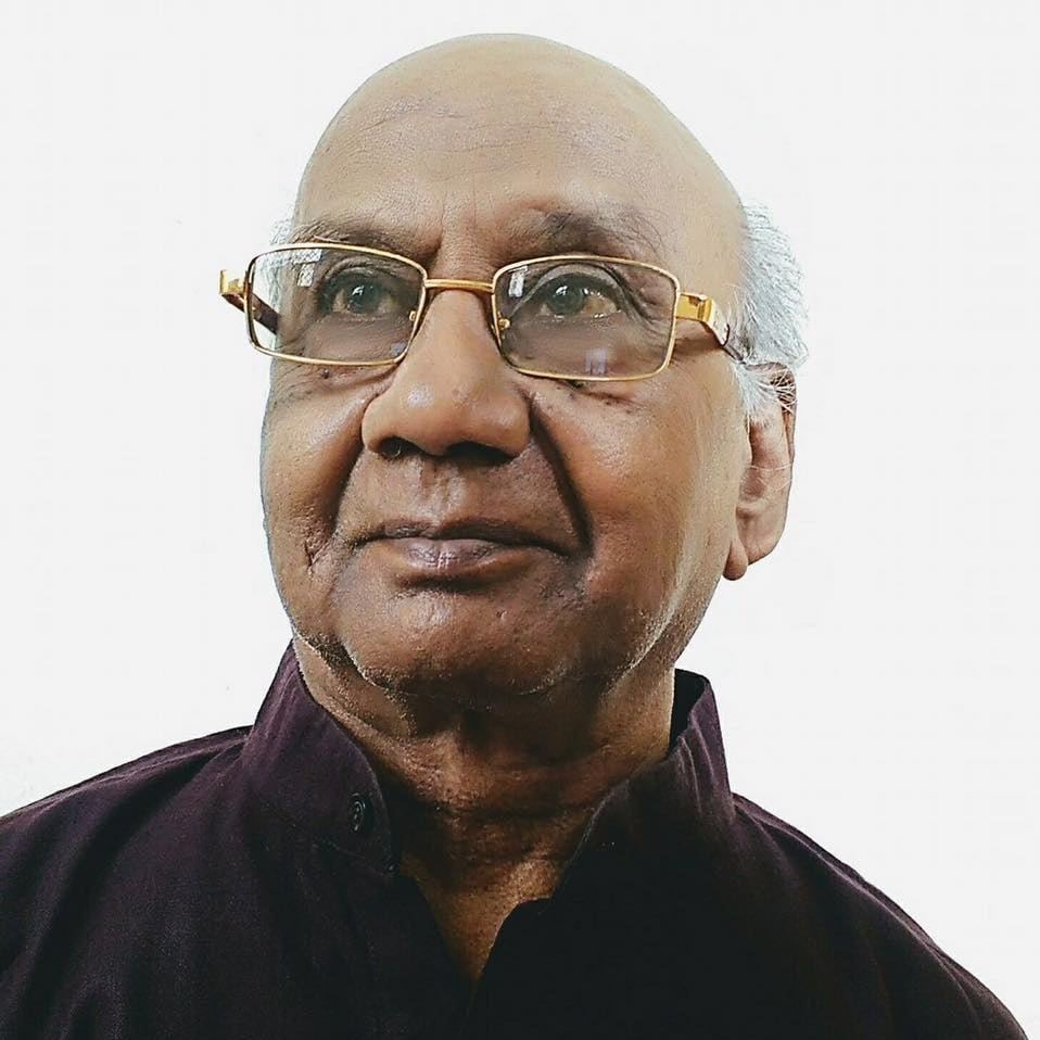aakharbhojpuri's tweet photo. सतीश प्रसाद सिन्हा : जयंती विशेष

जन्मतिथि - 1 जून, 1938
पुण्यतिथि - 14 अप्रैल 2021

भोजपुरी भाषा आ साहित्य में श्रेष्ठ गजल, गीत-कविता, नाटक आ कथा-कहानी के माध्यम से निरंतर सेवा करे वाला भोजपुरी आ हिंदी के सुप्रसिद्ध साहित्यकार सतीश प्रसाद सिन्हा जी के जयंती प आखर परिवार बेर बेर नमन क रहल बा।

सतीश प्रसाद सिन्हा जी के जन्म, 1 जून 1938 के आरा (भोजपुर) में भइल रहे । पटना विश्वविद्यालय से राजनिति विज्ञान में उच्च शिक्षा ग्रहण कइनी । पटना उच्च न्यायालय में सचिव के पद से इहां के रिटायर हो के पटना में रहत रहनी । 1954-55 से हिंदी आ भोजपुरी में नाटक, कहानी, काव्य (गीत-गजल), लघुकथा, व्यंग्या आ समीक्षा खातिर लेखनी अंतिम समय ले चलत रहे ।

इहां के लिखल किताब ' मन के अँगना में ' के भोजपुरी साहित्यांगन प पढ सकेनी ।

सतीश प्रसाद सिन्हा जी के लिखल कुछ रचना -
1-

जिन्दगी मे हम लुटाइल जात बानी
गाय बनि के हम दुहाइल जात बानी ।
हम त रहलीँ हs पुजारी रोशनी के
अब दिया होके बुताइल जात बानी ।
दर्द मे भी प्यार के बा रंग उनुकर
रंग मे उनुके रँगाइल जात बानी ।
धार हs ई वक्त के, ना रुक सकेला
पात जइसन हम दहाइल जात बानी ।
हो गइल बा शाम जिनिगी के, मगर हम
मोह मेँ आजो बन्हाइल जात बानी ।

2-
बीत गइल साल
मगर उहे बा हाल
लोग बाग पीयर
आ नेता जी लाल
ऊहे बा हाल !
नया-नया प्लान बा
कागज के शान बा
रोटी मोहाल बा
पेटवा वीरान बा
लोग गइल ताखा पर
भइलन बेहाल
ऊहे बा हाल !
जनहित के शोर बा
सत्ता के होड़ बा
थाना आ जेल बा
बचवन के खेल बा
कागज का नक्शा पर
भारत खुशहाल
ऊहे बा हाल !
दानवी दहेज बा
लेन-देन तेज बा
दुल्हन के मौत बा
सास बनल सौत बा
सुन्दर कानूनन के
अच्छा मिसाल
ऊहे बा हाल !
खिचड़ी सरकार बा
संसद में मार बा
गाली-गलौज बा
पार्टी में मौज बा
चमचन के टोली के
गोटी बा लाल
ऊहे बा हाल !
वोट बेयपार बा
सत्ता -बाजार बा
मनवा विदेशी बा
देखीं त देशी बा
हिन्दी के ढोलक पर
अंग्रेजी ताल
ऊहे बा हाल !
रेल-दुर्घटना बा
बेमौत मरना बा
हतिया बा, लूट बा
शासन में छूट बा
घर में आ बाहर में
सगरो भूचाल
ऊहे बा हाल !
वादा बरसात बा
मीठ-मीठ बात बा
चउमुखी विकास के
जात-पात हाथ बा
नारन के जाल बिछल
हाथ में मशाल
ऊहे बा हाल !
हारल ईमान बा
जीतल बइमान बा
जबरन के जीत बा
अबरा भयभीत बा
जगह-जगह दुर्योद्धन
भइल बा बहाल
ऊहे बा हाल !

3-

ना जिये दी, ना मरे दी, याद हमरा के
दम कबो नाहीं धरे दी, याद हमरा के
दिल घवाहिल हो गइल बा चोट खा-खा के
घाव दिल के ना भरे दी याद हमरा के
भुक-भुका के जरि रहल बा प्रान के बाती
ना बुते दी, ना बरे दी याद हमरा के
नाव जिनिगी का किनारा आ रहल बाटे
पार बाकिर ना करे दी याद हमरा के
का करी अब बूढ तन के पेड़ ई रह के
ना फरे दी, ना झरे दी याद हमरा के
दोष हमरे बा कि कइलीं याद से यारी
बेवफाई ना करे दी याद हमरा के

4-

आदमी से आदमी अब डर रहल बा
जानवर से दोस्ती अब कर रहल बा
सिर्फ शक करके पड़ोसी का नियत पर
खूब ऊ हथियार से घर भर रहल बा
फैसला ऊहे इहाँ अब दे रहल बा
कत्ल के धंधा इहाँ जे कर रहल बा
रात के दिन हम कबो नाहीँ कहीला
ई शिकायत आजु ले उनुकर रहल बा
का सुनी ऊ देश-सेवा के कहानी
भूख से जब पेट ओकर जर रहल बा
का भरोसा आजु के अब जिन्दगी के
मौत के जे नित निशाना पर रहल बा

5-

अब पीर लिखीं
बहुत लिखाइल गीत प्यार के
जन-मन के अब् पीर लिखीं ।
कुछ आम लिखी,कुछ ख़ास लिखीं
कुछ थाकल मन के आस लिखीं
माटी में अंटकल अझुराइल
बचवन के तक़दीर लिखीं ।
तन-हरन लिखीं,अपहरण लिखीं
कुछ भूख-पियास के जलन लिखीं
बोझ उठावत सिर पर भारी
निर्धन के तक़दीर लिखीं।
द्रुपद-सुता के कथा बिसारीं
अब लिखीं बुधिया दुखियारी।
तन की लाज बचावत ओकर
फाटल गुदरी चीर लिखीं ।
कुछ राम लिखीं ,रहमान लिखीं
कुछ हैं वानी पहचान लिखीं ।
जाति-धर्म के ठेकादारी
सत्ता के जागीर लिखीं ।
बहुत लिखाइल गीत प्यार के
जन-मन के अब पीर लिखीं ।

6-

मरियल के का मारब जी
सूखल के का गारब जी
अपने से जब बाज़ी बा
का जीतब का हारब जी
लालच के लुकवारी से
कब ले घर के जारब जी
महंगाई के आन्ही में
कइ से दीया बारब जी
छल के तोपा ढाँपी में
कतना गेरुआ धारब जी
नौवे में जब छेदा बा
कइसे पार उतारब जी
अपना करिया करनी से
कबले पल्ला झारब जी

आखर परिवार अपना महान साहित्यकार के जयंती प बेर बेर नमन क रहल बा ।