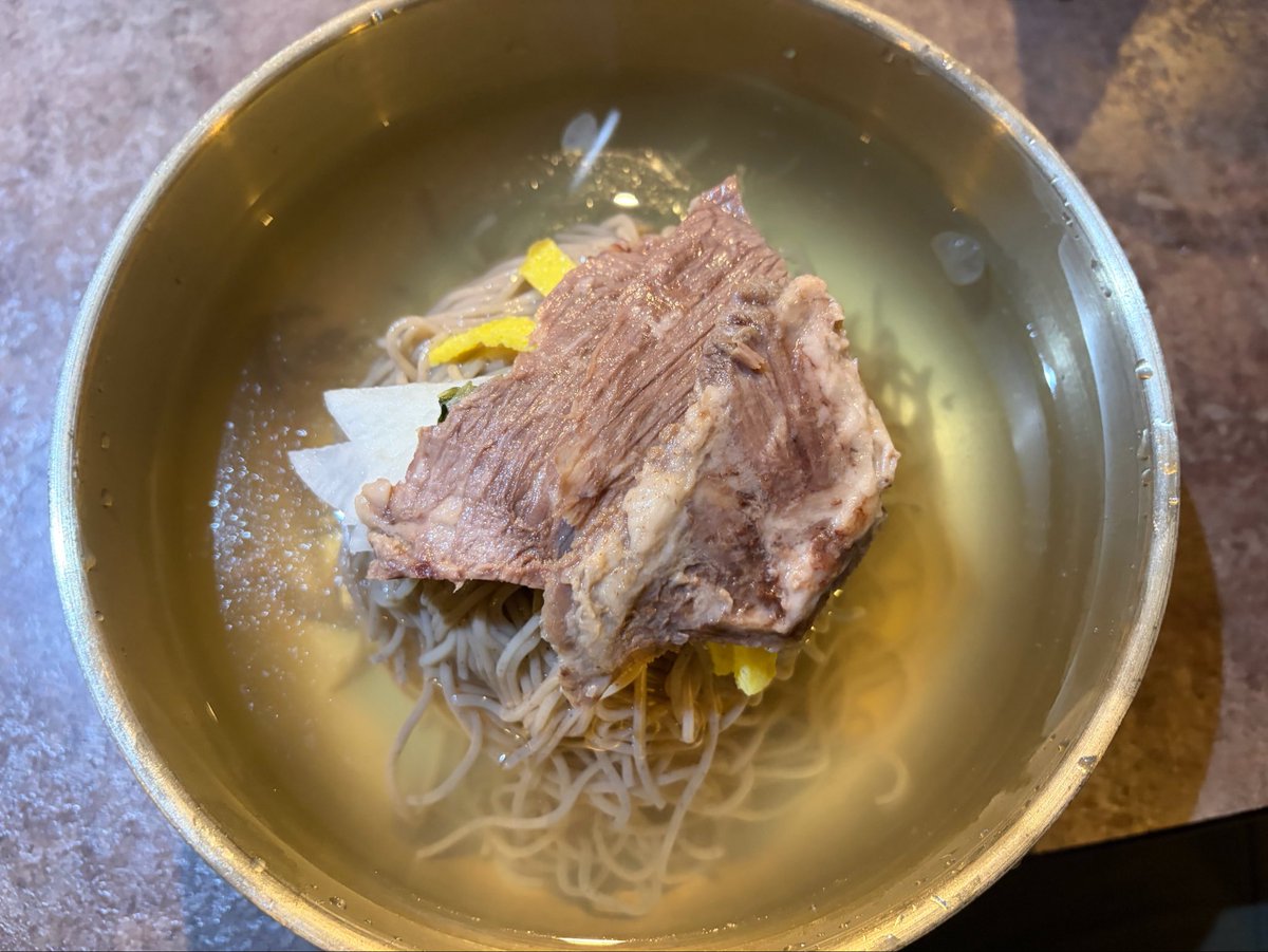 ryuja_cat's tweet photo. 최근에 평양냉면을 살면서 처음 먹어봤는데
예상외로 맛이 있었음
솔직히 걸래 빤 물 맛이라는 평가는 근들갑인 것 같음 https://t.co/SABkufsEr3