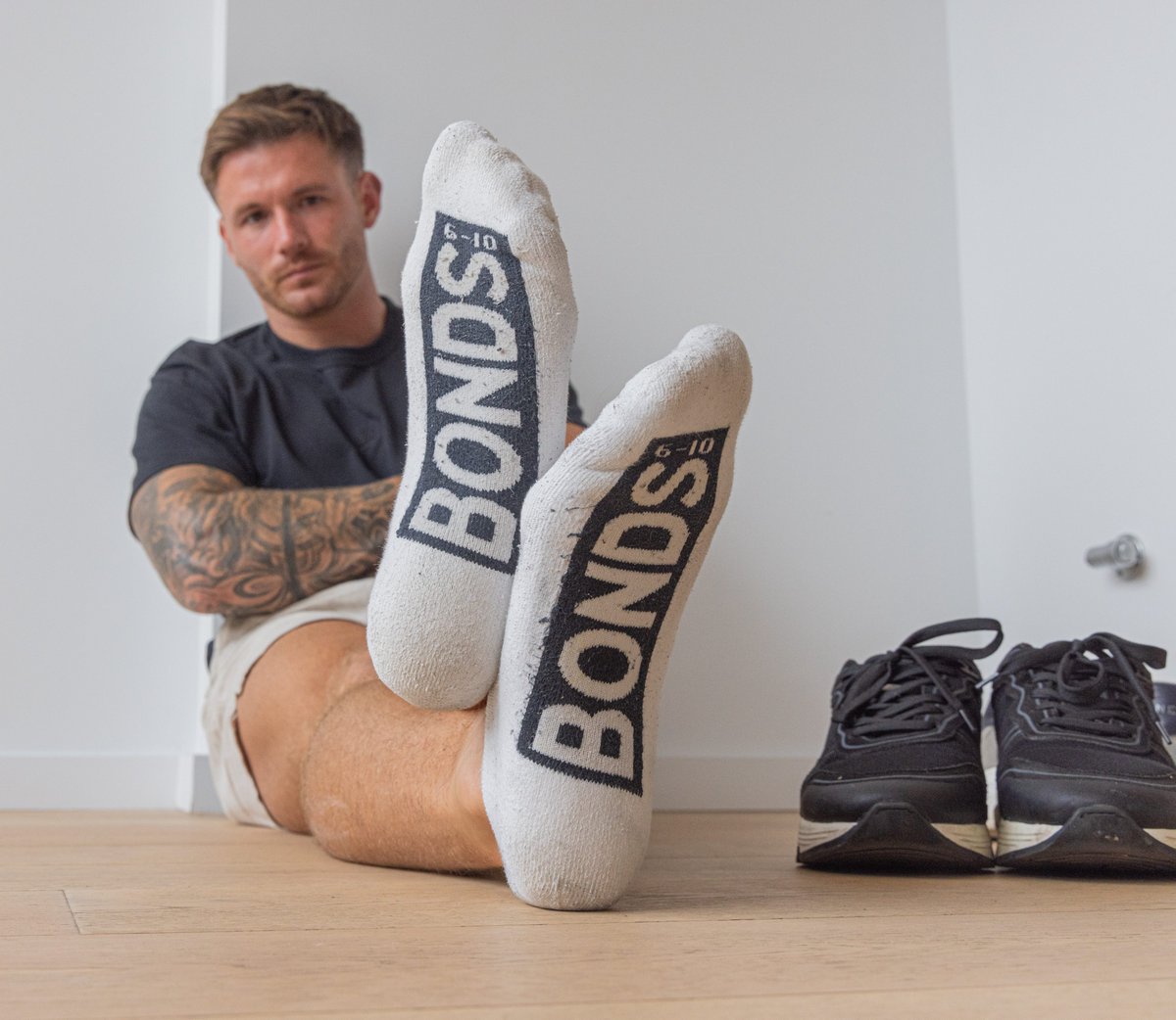 GiantandTiny's tweet photo. Start with the socks, then go to the bare soles. #malefeet #malefoot #footfetish https://t.co/TpwTVxU0bQ