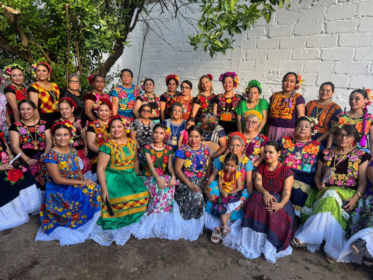 BustilloRoselia's tweet photo. Celebrando los 100 años de mi tía abuela en Juchitán!!! Muy felices. https://t.co/WLmz5BlSpA