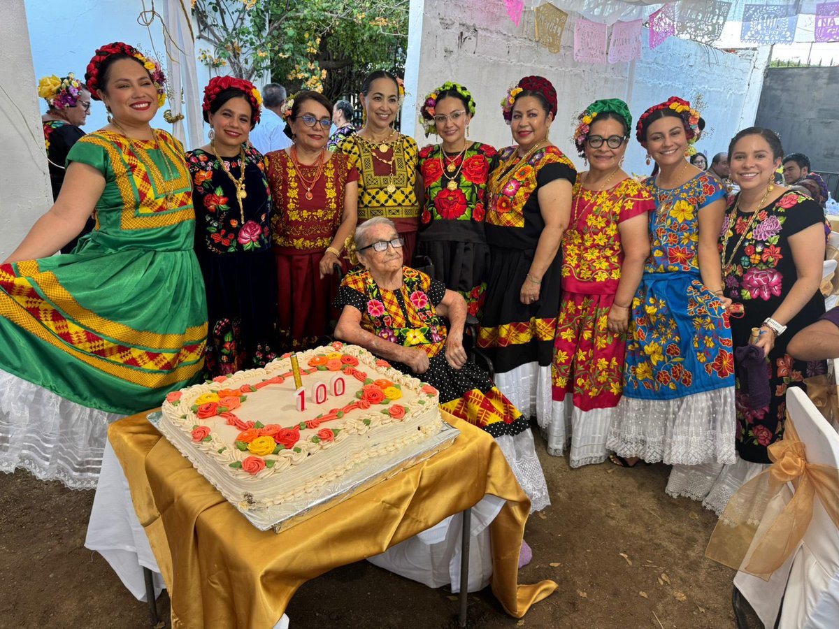 BustilloRoselia's tweet photo. Celebrando los 100 años de mi tía abuela en Juchitán!!! Muy felices. https://t.co/WLmz5BlSpA