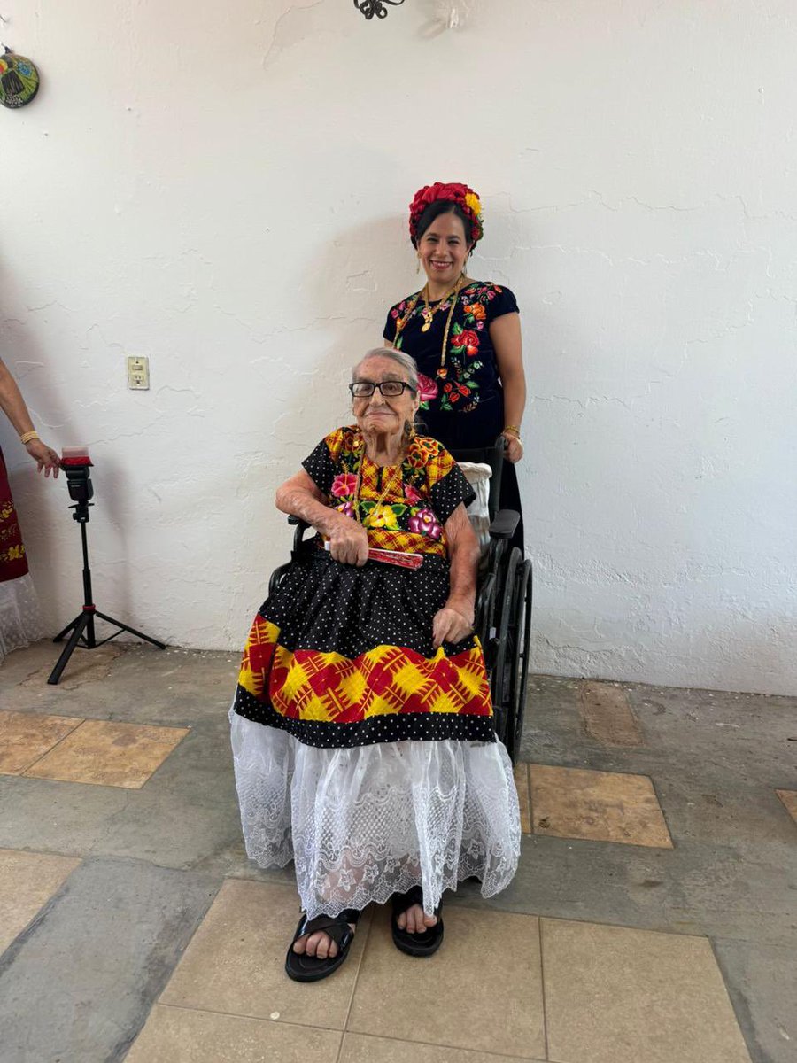 BustilloRoselia's tweet photo. Celebrando los 100 años de mi tía abuela en Juchitán!!! Muy felices. https://t.co/WLmz5BlSpA