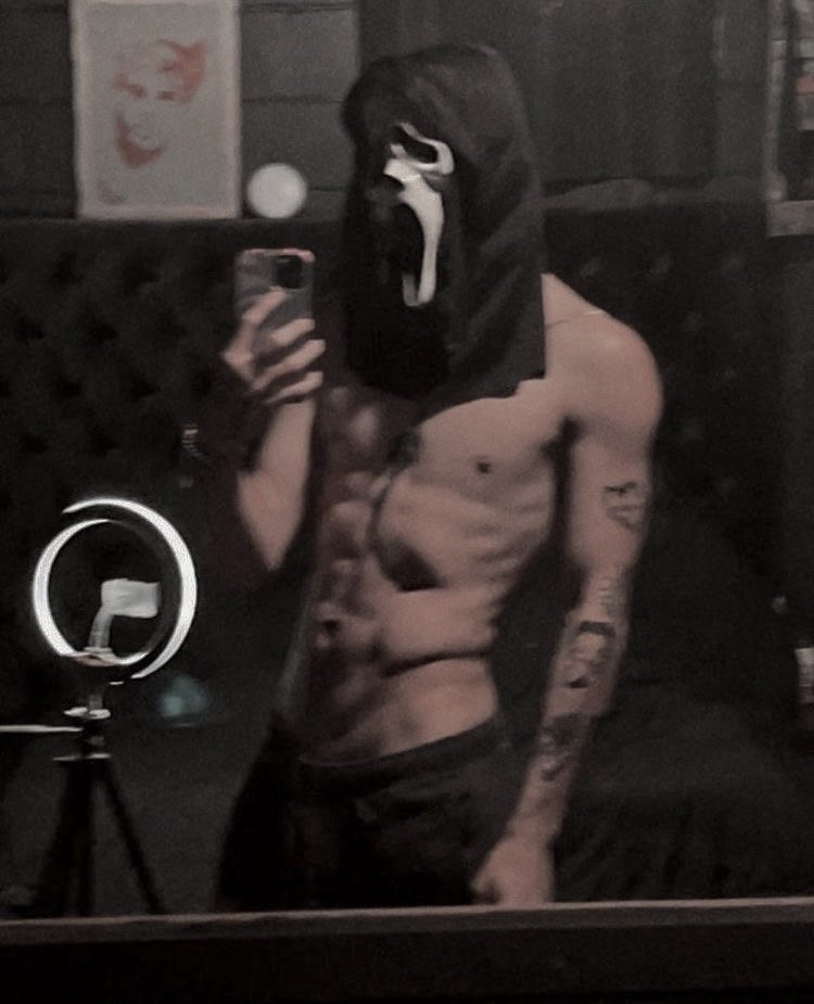 bundleoftats's tweet photo. your friendly neighborhood ghostface. https://t.co/UuGFVgBTHn