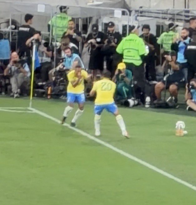 vinizzera00's tweet photo. Acabei de chegar do Maracanã e…🇧🇷

Eu não quero saber quanto o Danilo custa. Se existe a possibilidade do Flamengo fazer um esforço por ele, tem que fazer. Precisamos de Danilo e Paquetá nessa meiuca. Na seleção, será bizarro se o velho não dar +minutos pra eles JUNTOS. https://t.co/QnB2enLQ4z