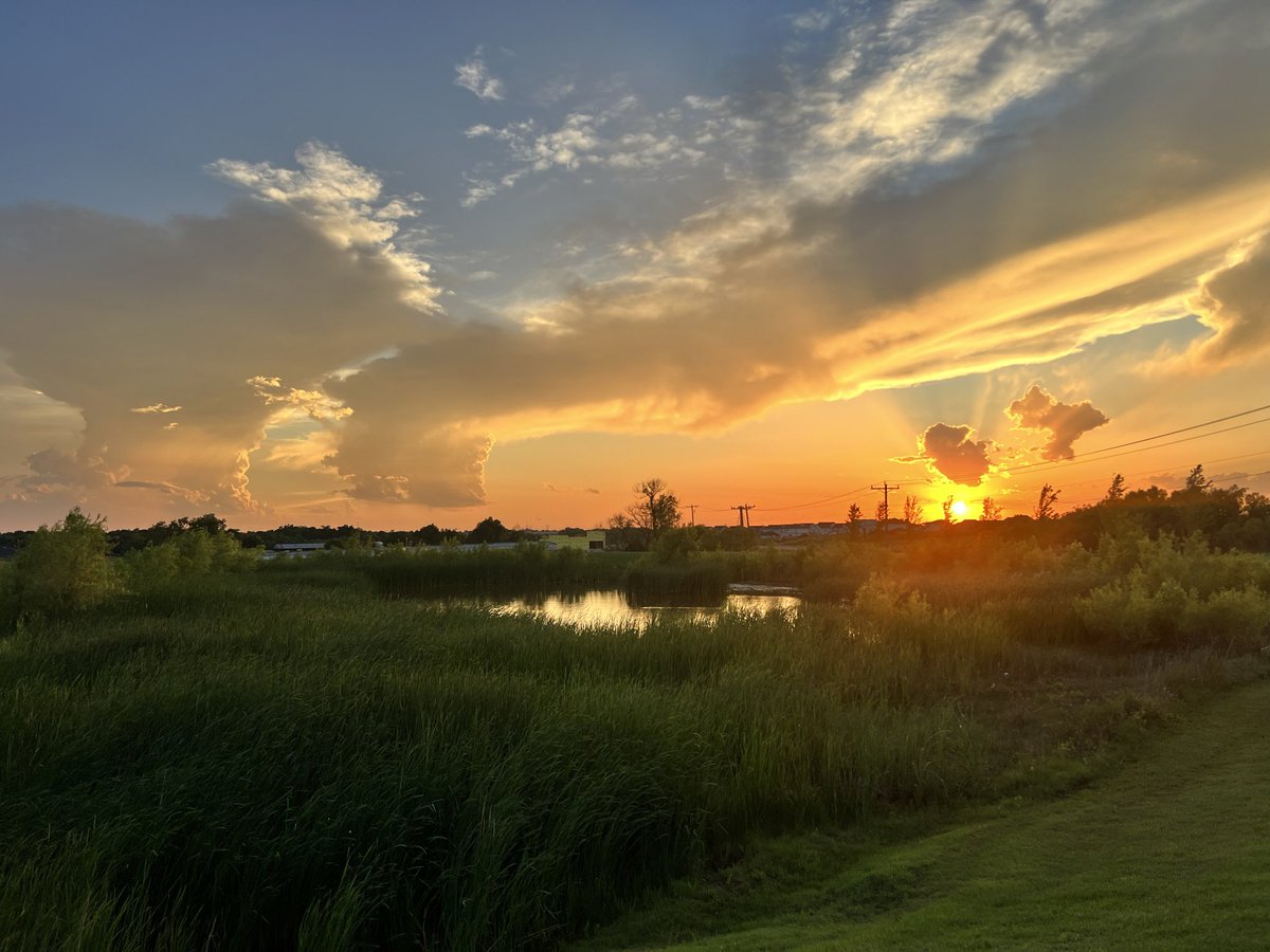 taylorcoxWX's tweet photo. Gorgeous sunset tonight! https://t.co/WOVCOat50q