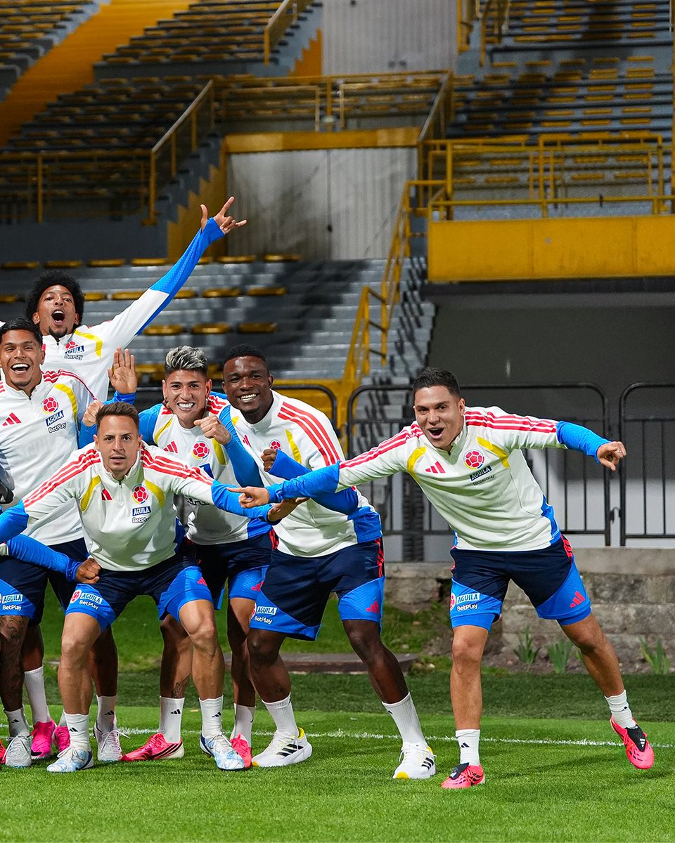 FCFSeleccionCol's tweet photo. 📸 ¡𝗘𝘀𝘁𝗮 𝗯𝗮𝗻𝗱𝗮 𝗶𝗻𝗶𝗰𝗶𝗼 𝗰𝗼𝗻 𝘁𝗼𝗱𝗮! 💪

El 𝗲𝗾𝘂𝗶𝗽𝗼 𝗴𝗮𝗻𝗮𝗱𝗼𝗿 😅

#ConOrgulloColombiano🇨🇴 https://t.co/CjDY5spURx