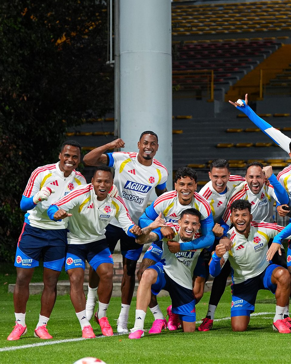 FCFSeleccionCol's tweet photo. 📸 ¡𝗘𝘀𝘁𝗮 𝗯𝗮𝗻𝗱𝗮 𝗶𝗻𝗶𝗰𝗶𝗼 𝗰𝗼𝗻 𝘁𝗼𝗱𝗮! 💪

El 𝗲𝗾𝘂𝗶𝗽𝗼 𝗴𝗮𝗻𝗮𝗱𝗼𝗿 😅

#ConOrgulloColombiano🇨🇴 https://t.co/CjDY5spURx