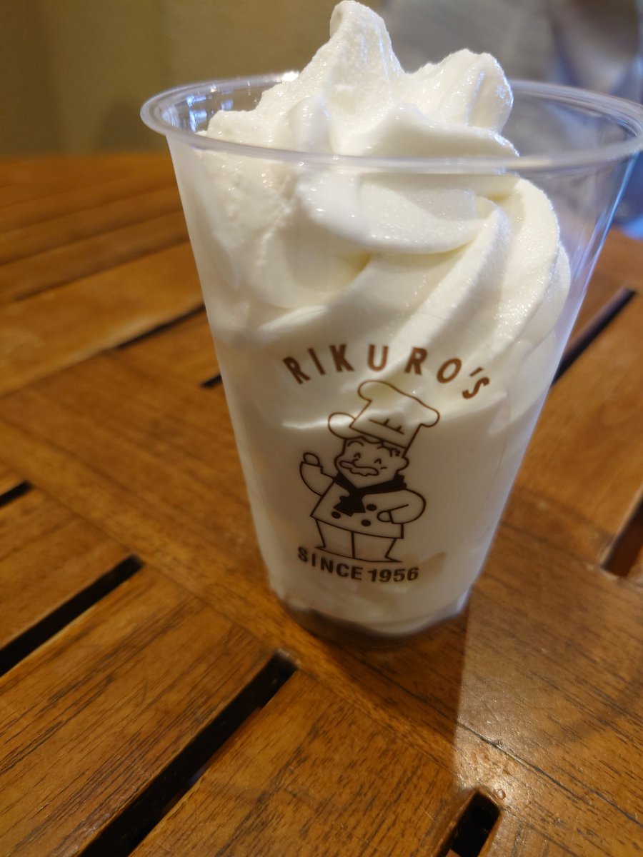 Lv7m12's tweet photo. りくろーおじさんの店でソフトを食す https://t.co/TVKAxEKTsn