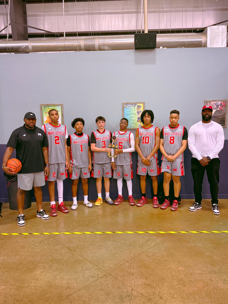 MaxLevelsETXBbb's tweet photo. Finished the weekend 2-2 &amp; brought home 2nd place. After a 15-point loss on Day 1, these 6 guys responded with an 8-point win over the same team on Day 2! Competed hard, played together, showed resilience, &amp; left it all on the court!
#MaxLevelsElite #P32 #NewBalance #EastTexas https://t.co/T4sa5MIL76