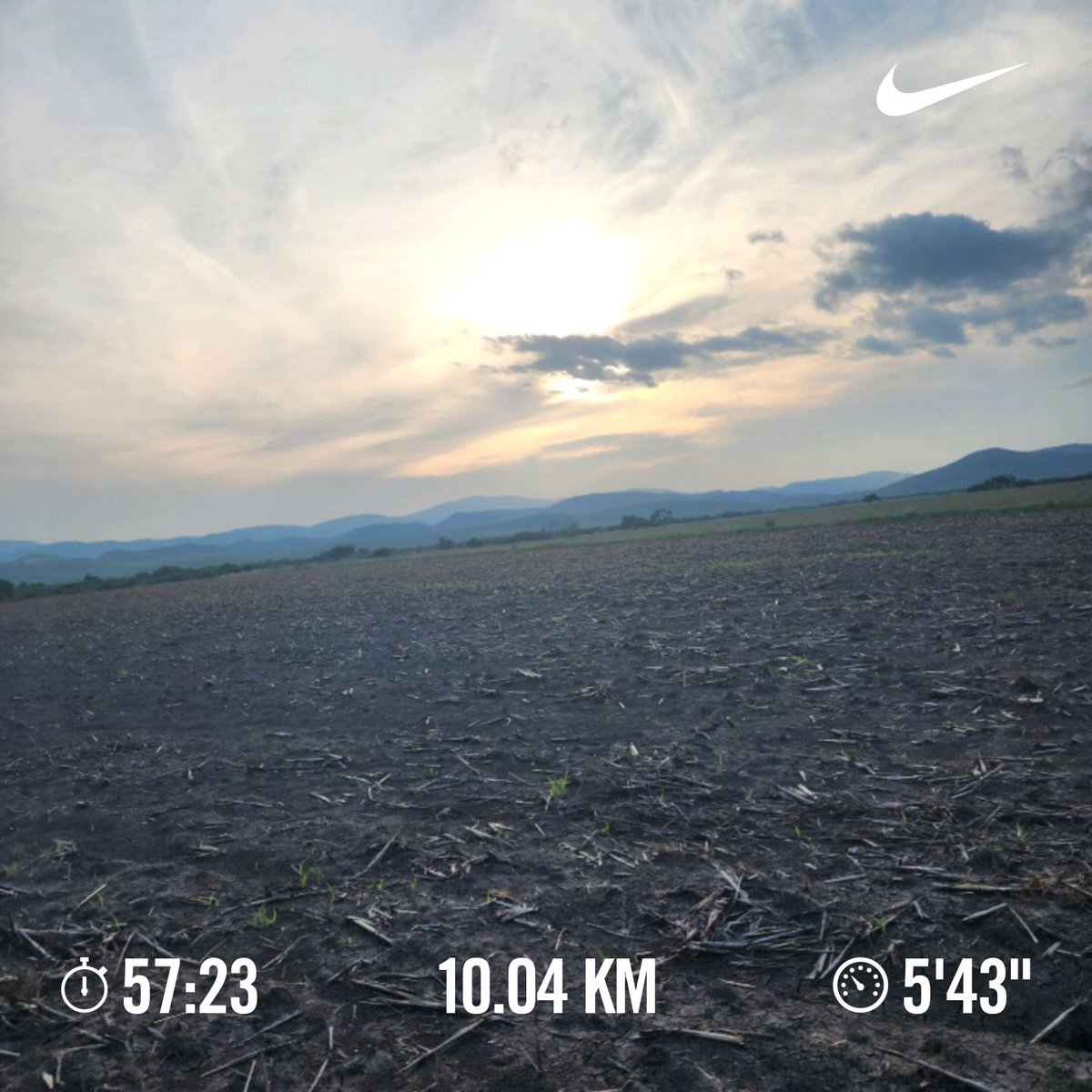 MartHerr12's tweet photo. Últimos 10k del mes y que vengan nuevos más ➕️ 
#DomingodeKMs 
#comunicarunners 
#LigaDeLaJusticiaRunner 
#ManicomioRunner 
#KMSxELA #SumandoKMx https://t.co/NNzxlOaFxw