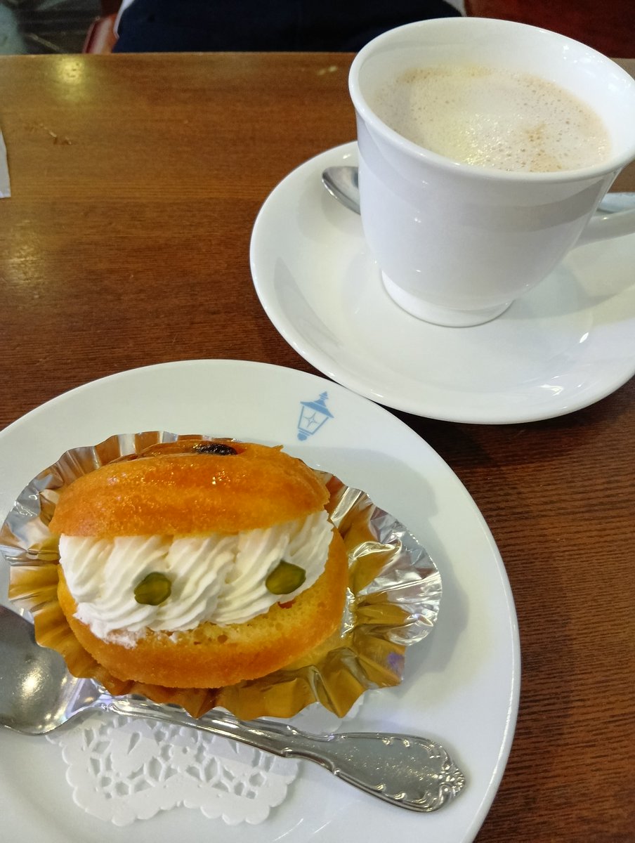 50nanami's tweet photo. ５月最後の週末に横浜観光⚓
老舗の喫茶店ブランチでスタート👍お酒しみしみのサバラン美味しかった～😆❤❤ https://t.co/pzejSlbi56