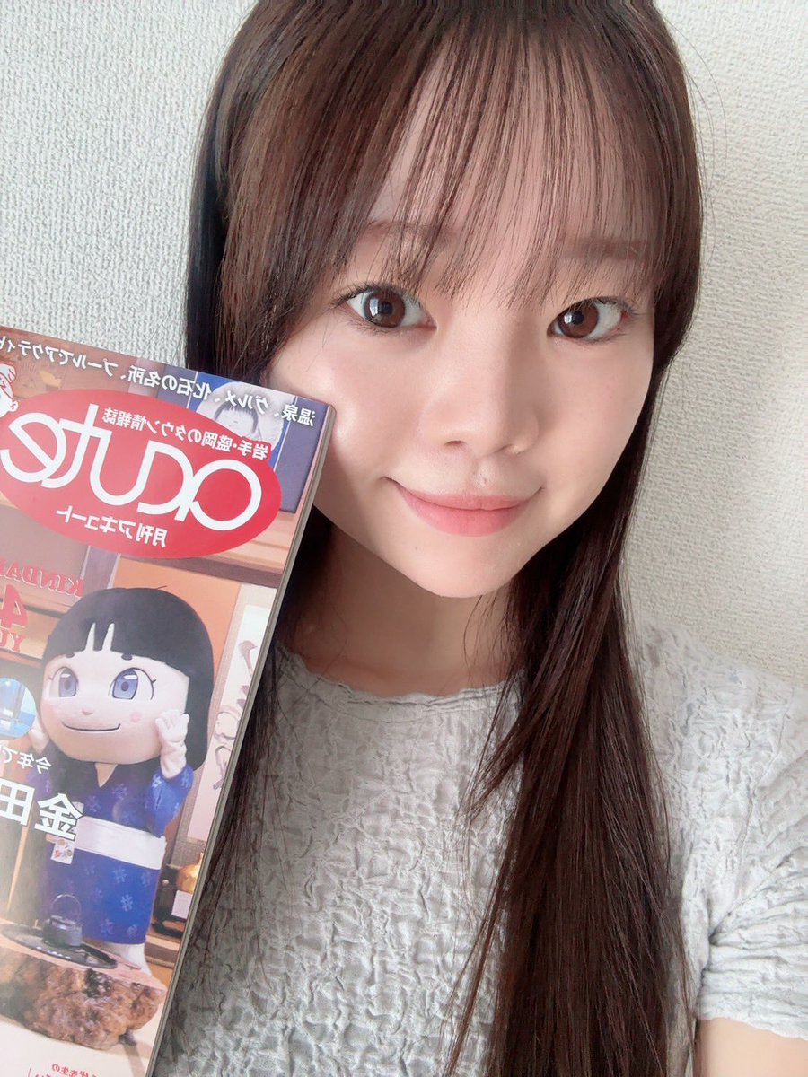 aqua_next's tweet photo. おはようございます☀️

今日から6月！
みなさん月刊アキュート6月号は見てくれましたか〜？👀✨️

実はひなたちゃんからのメッセージはサプライズだったんです🤭
とっても嬉しかった〜！

ぜひ感想聞かせてね💭
今月もがんばろうっ！

はるな🌙 https://t.co/9sS3EenHqv
