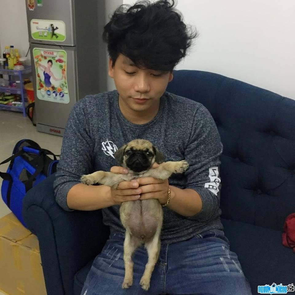 vequesong's tweet photo. 🔥🔥Khoa Pug: Từ Chàng Trai Bình Thường Đến YouTuber “Giàu Nhất Việt Nam”, Rồi Phá Sản Và Làm Lại Từ Đầu💥

Hình ảnh “tiền tiêu như rác” từng được Khoa Pug xây dựng rõ nét trước đây:

💰Tuyên bố thu nhập hàng tỷ đồng mỗi ngày, vượt cả một số nghệ sĩ lớn.
💰Mua máy bay riêng giá 5 triệu USD (hơn 100 tỷ VND) cùng đối tác.
💰Chi 8 tỷ đồng phẫu thuật kéo chân (hai lần) để cao hơn.
💰“Đập hộp” iPhone đắt nhất thế giới giá hàng trăm triệu.
💰Du lịch Maldives, trải nghiệm dịch vụ xa xỉ liên tục.
📈📈📈Và tất nhiên không thể không kể đến những video anh chàng khẳng định sở hữu rất nhiều 💲Bitcoin💲ở thời điểm thị trường đang nóng.

Tuy nhiên mọi thứ thay đổi nhanh chóng. 

Từ cuối 2025, Khoa Pug bắt đầu xóa hàng loạt video cũ (hàng chục triệu view “biến mất”), đổi tên kênh và có dấu hiệu im lặng về kinh doanh. 👇

Chuyện gì đã thực sự xảy ra? Anh em cùng bổ comment chia sẻ bên dưới để tranh luận xem nhé!👇👇👇