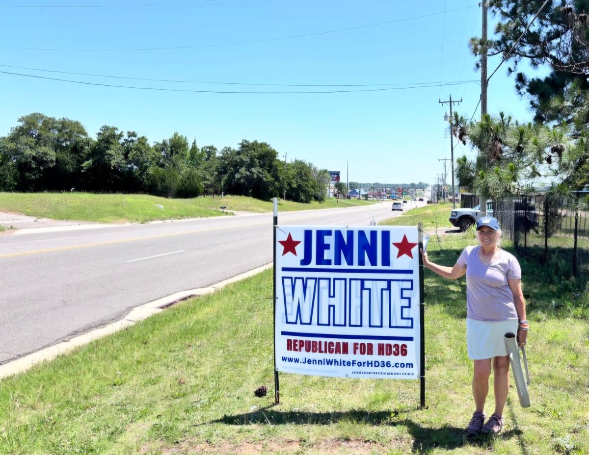 ROPEreport's tweet photo. Cutting up while setting some signs and knocking some doors.  What? You think these country girls can't pound some stakes!?  Here's the thing about me (and Kelly!) - we'll just outwork, outlast and generally outperform your expectations - it's just the way we're built... https://t.co/S9clEfyMDt