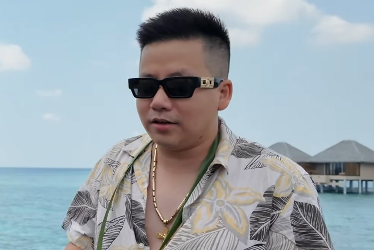 vequesong's tweet photo. 🔥🔥Khoa Pug: Từ Chàng Trai Bình Thường Đến YouTuber “Giàu Nhất Việt Nam”, Rồi Phá Sản Và Làm Lại Từ Đầu💥

Hình ảnh “tiền tiêu như rác” từng được Khoa Pug xây dựng rõ nét trước đây:

💰Tuyên bố thu nhập hàng tỷ đồng mỗi ngày, vượt cả một số nghệ sĩ lớn.
💰Mua máy bay riêng giá 5 triệu USD (hơn 100 tỷ VND) cùng đối tác.
💰Chi 8 tỷ đồng phẫu thuật kéo chân (hai lần) để cao hơn.
💰“Đập hộp” iPhone đắt nhất thế giới giá hàng trăm triệu.
💰Du lịch Maldives, trải nghiệm dịch vụ xa xỉ liên tục.
📈📈📈Và tất nhiên không thể không kể đến những video anh chàng khẳng định sở hữu rất nhiều 💲Bitcoin💲ở thời điểm thị trường đang nóng.

Tuy nhiên mọi thứ thay đổi nhanh chóng. 

Từ cuối 2025, Khoa Pug bắt đầu xóa hàng loạt video cũ (hàng chục triệu view “biến mất”), đổi tên kênh và có dấu hiệu im lặng về kinh doanh. 👇

Chuyện gì đã thực sự xảy ra? Anh em cùng bổ comment chia sẻ bên dưới để tranh luận xem nhé!👇👇👇