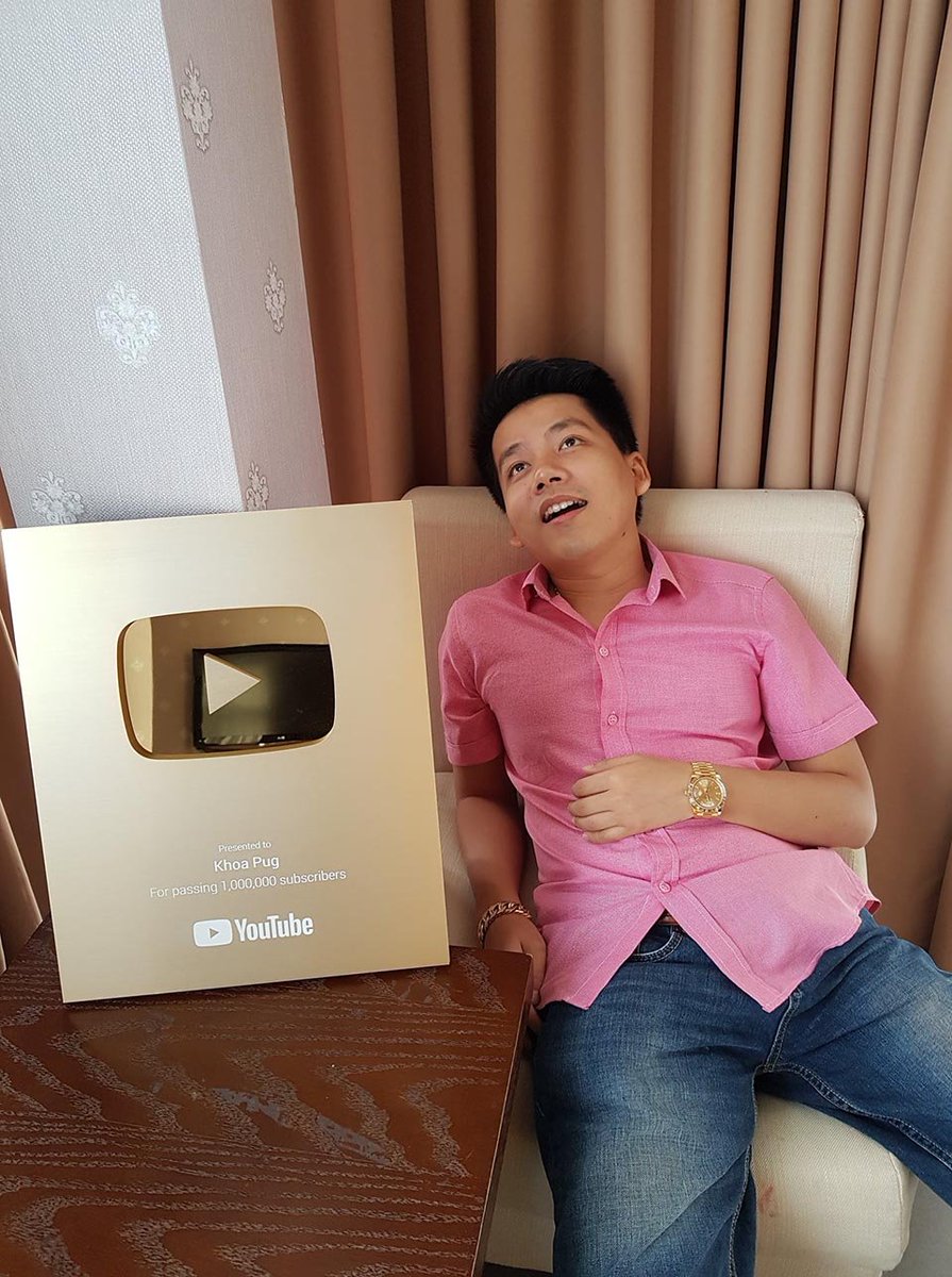 vequesong's tweet photo. 🔥🔥Khoa Pug: Từ Chàng Trai Bình Thường Đến YouTuber “Giàu Nhất Việt Nam”, Rồi Phá Sản Và Làm Lại Từ Đầu💥

Hình ảnh “tiền tiêu như rác” từng được Khoa Pug xây dựng rõ nét trước đây:

💰Tuyên bố thu nhập hàng tỷ đồng mỗi ngày, vượt cả một số nghệ sĩ lớn.
💰Mua máy bay riêng giá 5 triệu USD (hơn 100 tỷ VND) cùng đối tác.
💰Chi 8 tỷ đồng phẫu thuật kéo chân (hai lần) để cao hơn.
💰“Đập hộp” iPhone đắt nhất thế giới giá hàng trăm triệu.
💰Du lịch Maldives, trải nghiệm dịch vụ xa xỉ liên tục.
📈📈📈Và tất nhiên không thể không kể đến những video anh chàng khẳng định sở hữu rất nhiều 💲Bitcoin💲ở thời điểm thị trường đang nóng.

Tuy nhiên mọi thứ thay đổi nhanh chóng. 

Từ cuối 2025, Khoa Pug bắt đầu xóa hàng loạt video cũ (hàng chục triệu view “biến mất”), đổi tên kênh và có dấu hiệu im lặng về kinh doanh. 👇

Chuyện gì đã thực sự xảy ra? Anh em cùng bổ comment chia sẻ bên dưới để tranh luận xem nhé!👇👇👇