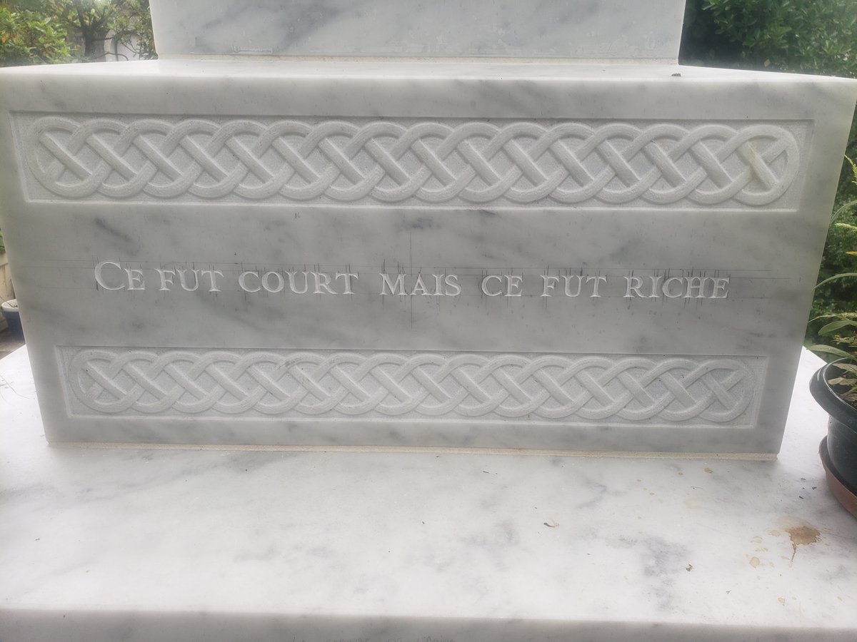 BBeyern's tweet photo. Ces épitaphes viennent d'être gravées au #perelachaise sur le tombeau que Marjane Satrapi a dédié à son mari :
"De la vie nous attendions l'Éternité. Quelle déception.
Nous sommes la question que l'Univers se pose.
Si la réponse est l'Amour
Ce fut court mais ce fut riche." https://t.co/9O0FRxNp92