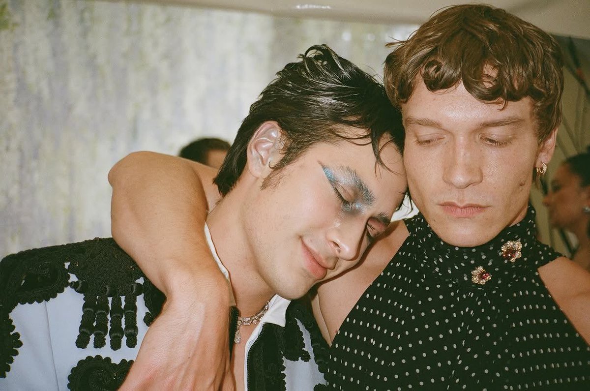 CynHudcon's tweet photo. "Y si pudiera partir este premio por la mitad, lo haría. Porque si estos pequeños ojos de gay enamorado no hubieran tenido a un gran y sexy ruso en quien deleitarse, mi actuación no habría sido tan buena. Así que al honorario canadiense Connor Storrie, comparto este premio contigo. Gracias." 😭