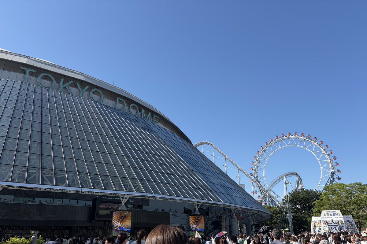 N05521829's tweet photo. 相方さんが長年推してた嵐の東京ドームオーラス。
背中を見届けてきた。
私が小学生のときにデビューした嵐は色褪せることなく青春を彩ってくれたなぁ🍀*゜
初めてTimeコン行ってYes？No？聴いたとき大好きな曲になった♬︎♡
嵐の曲が流れたら思い出が蘇る...
ありがとう嵐💙❤️💚💛💜 https://t.co/x0MjW2wdQ0