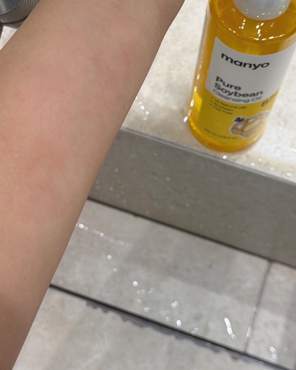 ManyoOfficial's tweet photo. 6월 아침부터 이렇게 더우면 우뜩하라고 .. 
ㄴ 어쩌긴.. 마녀공장 클렌징 오일로 깔꼼하게 지워야지 !🧴

˗ˏˋ 퓨어 소이빈 클렌징 오일 ˎˊ˗

블랙헤드 세정은 물론이고
메이크업 세정력도 한큐에 끝내니까
개운함이 미쳤어요(p) https://t.co/WKLlb8RC0g