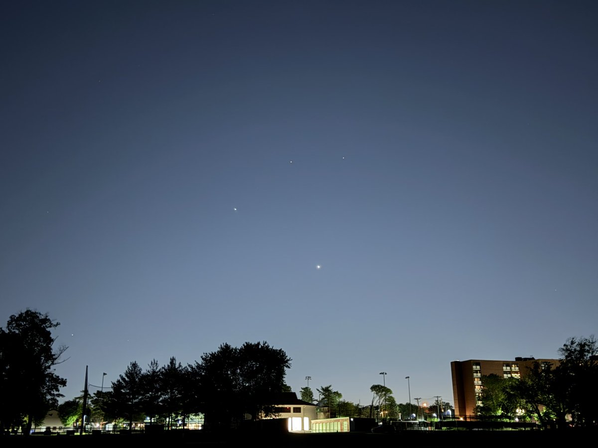 ScotDec's tweet photo. Captured here

Venus (the very brightest point, lower), Jupiter (the other brilliant one nearby), 
And two main stars of Gemini: 
Pollux (brighter of the pair) &amp; Castor (slightly dimmer). 

https://t.co/OryKusMMTu https://t.co/z3tk9LUxvv