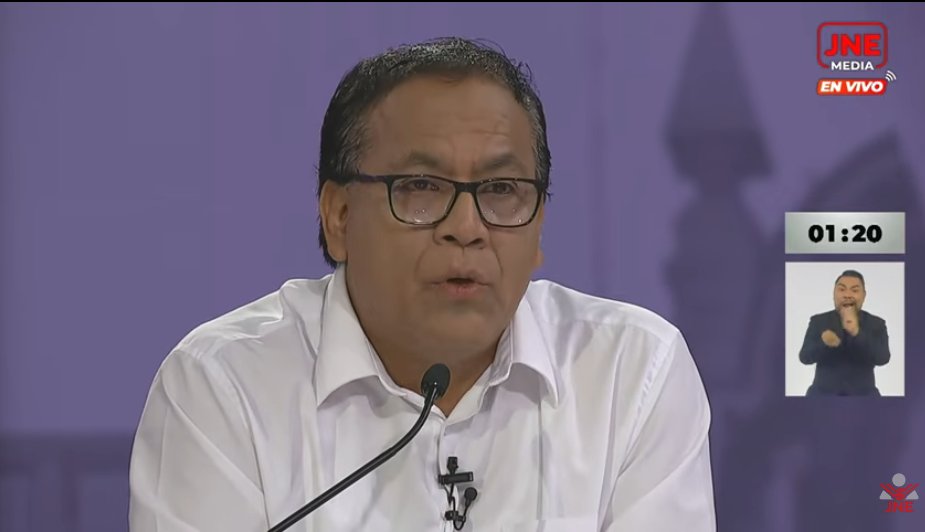 cviguria's tweet photo. Sánchez, quien no revisó sus anotaciones, se fue más por lo político y cuestionó a la candidata de Fuerza popular por varios puntos. Uno clave fue las leyes procrimen y aludió a sus procesos. Y retomó lo del "Kaos". 
En tanto, Fujimori se fue más por las propuestas, que si recuerdan, varias se han escuchado por años: FF.AA. en las calles. Fujimori revisó varias veces sus propuestas impresas.