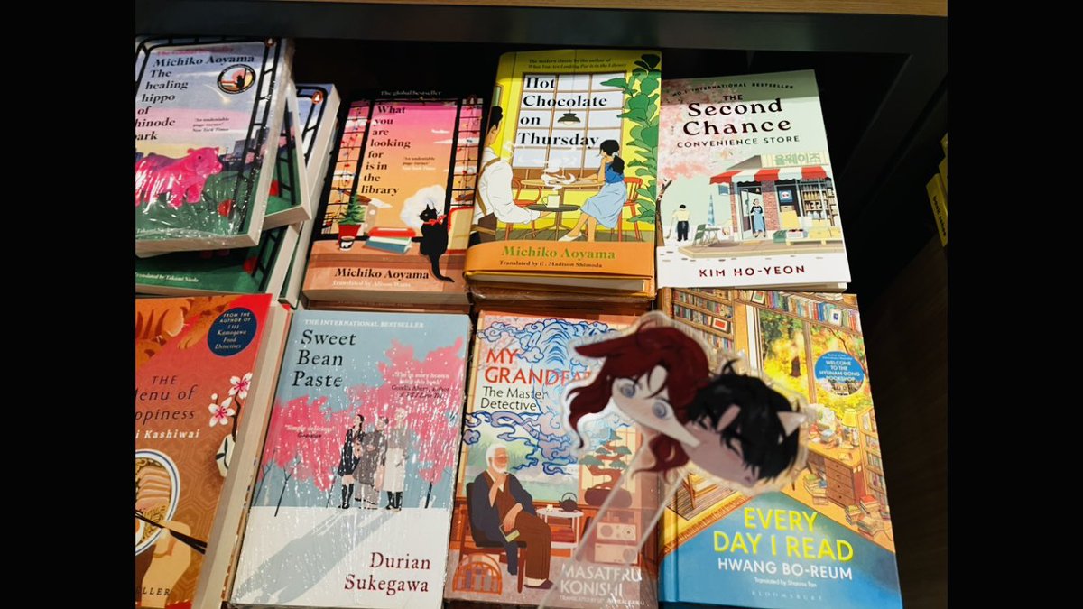 yarnandkitty's tweet photo. then I brought our Calypse couple to Kinokuniya!
They approved my *fave books selections, with Riftan affectionately public display!
*I own some of these books too.

#상수리나무아래 
#オーク樹のした 
#undertheoaktree
#橡树之下 https://t.co/nFJsOY6Zih