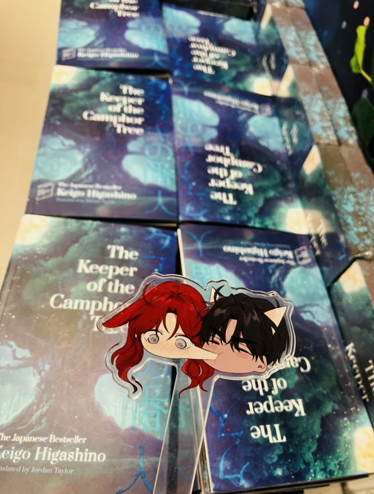yarnandkitty's tweet photo. then I brought our Calypse couple to Kinokuniya!
They approved my *fave books selections, with Riftan affectionately public display!
*I own some of these books too.

#상수리나무아래 
#オーク樹のした 
#undertheoaktree
#橡树之下 https://t.co/nFJsOY6Zih