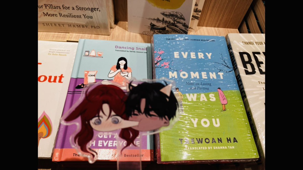 yarnandkitty's tweet photo. then I brought our Calypse couple to Kinokuniya!
They approved my *fave books selections, with Riftan affectionately public display!
*I own some of these books too.

#상수리나무아래 
#オーク樹のした 
#undertheoaktree
#橡树之下 https://t.co/nFJsOY6Zih