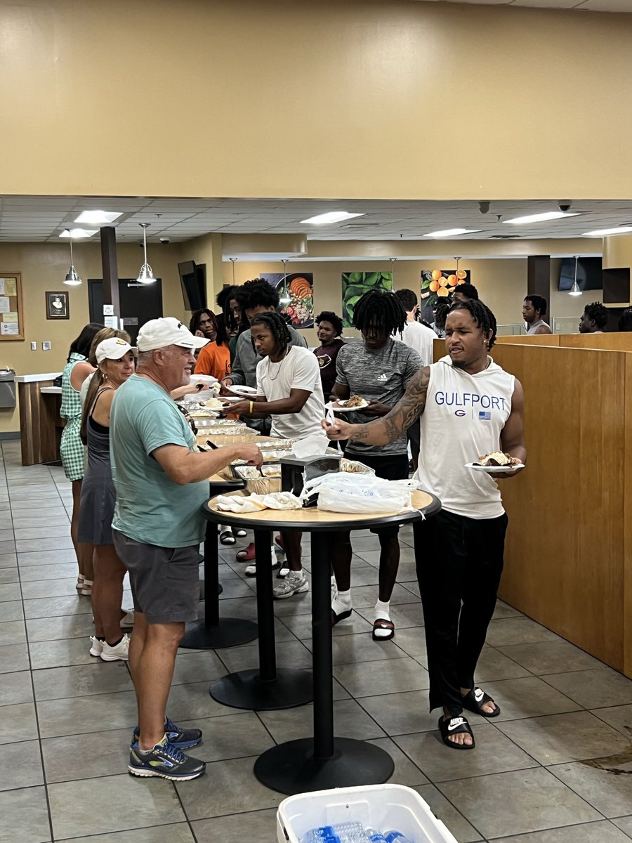 PearlRiverFB's tweet photo. Back at it in PopVegas! The Wildcats are back on campus #RollRiverRoll 🐾 https://t.co/M8HeV0MQDM