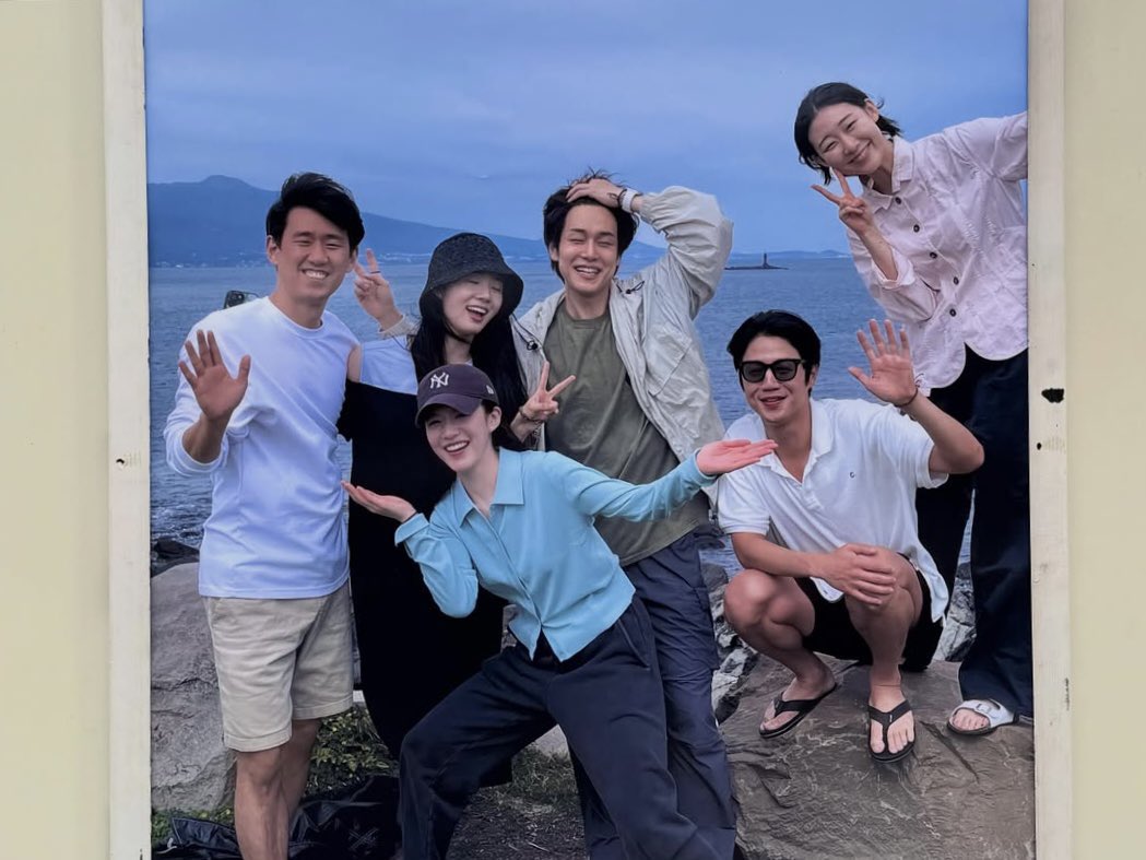 forshinsia's tweet photo. New photos of OBGY+9+PD’s Jeju trip just dropped 😆 OBGY+9 sent a coffee truck to support Minsu PD on his new project. Love how supportive they are to each other 🥺 my family 🤍 https://t.co/mxTdgN6707