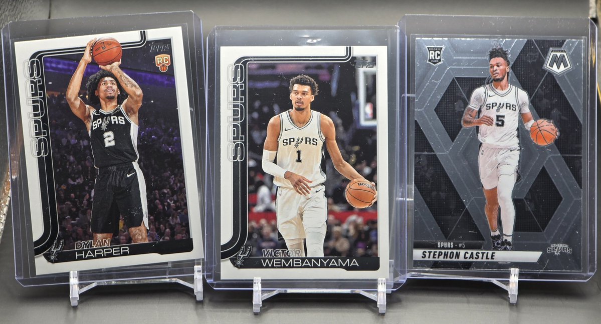 Get_BIG_Cards's tweet photo. 📢 GIVEAWAY ⚠️

To celebrate the Spurs winning the WCF I'm giving away the 3 cards pictured below to one person 💪🏻🏆

To enter for a chance to win:

1) Be following me
2) Like 
3) Repost
3) Reply with your favorite current Spurs player

Winner chosen on Wednesday for game 1 of the Finals 👍🏻