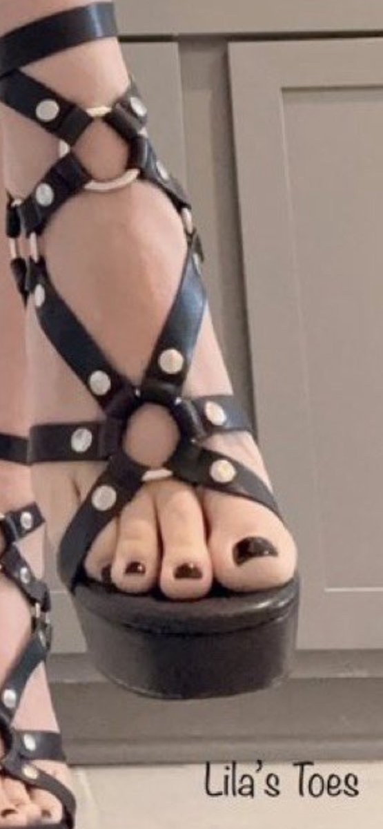 Love_cute_toes's tweet photo. #footmodels #beautifulfeet #pieshermosos #prettytoes #mouthwateringtoes #footfetish  #marvelousfeet #toerings #anklebracelets #piesdescalzos #flipflops #heels #ZoomIn #CloseUp 

Beautiful legs and feet 🖤🖤 https://t.co/sdo8HByRI0