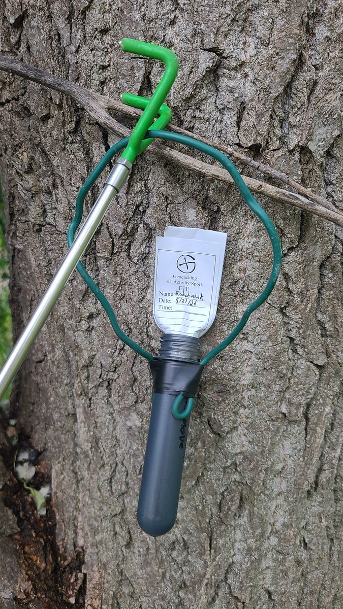 kokohawk's tweet photo. I worked late and got FTF on a geocache up in a tree. I then came home to have something to eat and spend some time with the family. I slept for the day and now it's time to go back to work. https://t.co/RameoiVIbS