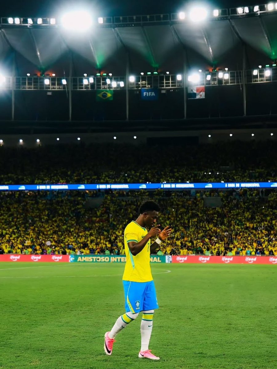 marcusarboes's tweet photo. Vinícius Junior é o craque da Seleção Brasileira e você precisa acreditar nele.

Eu sei que existe uma desconfiança em cima do Vini Jr, quando o assunto é seleção. Não existe uma memória afetiva suficiente dele sendo protagonista para que a massa ouça seu nome e acredite que ele vai nos dar a Copa do Mundo.

Nosso povo é acostumado com o futebol dos ídolos. Um nome tem um peso, um peso construído em cima desse jogador com expectativas altas desde os seus 20 anos de idade, expectativas que eram atendidas em forma de espetáculo dentro de campo.

O futebol mudou, o Brasil mudou e o resto do mundo também. Alvarez não é Messi, Rafael Leão não é Cristiano, Gyökeres não é Ibrahimović, Mbappé não é Zidane. Logo, Vini Jr não é Ronaldo e nem Garrincha, mas ele é foda pra caralho.

É verdade que houve expectativa alta em cima dele, numa época em que o torcedor brasileiro estava desesperado por uma nova solução após a "Era Neymar". É verdade, também, que na seleção, ele ainda não atendeu a expectativa gerada já pelo que mostrou em campo em noites de Champions League, sendo protagonista do Real Madrid. Mas isso tem explicação.

Todo jogador tem sua personalidade e seu perfil. Ele não é igual ao Neymar e ao Ronaldinho Gaúcho, nem em características e nem como pessoa. As soluções dele serão outras e a forma dele sentir o jogo também vai ser outra. E Vini tem algo muito específico que fica evidente no campeonato espanhol e no jogo do Brasil.

Ele cresce em jogo grande. Sabe a ideia de "quando o futebol vale uma coca, eu viro fenômeno"?

Apesar de não lembrarem muito, ele já deu amostras disso na última Copa, fazendo ótimos jogos. E Vini nem era unanimidade e muito menos o craque pronto, protagonista, que é hoje. Repertório técnico, de drible, de passe, de finalização. Força, agilidade, velocidade. Tomada de decisão e visão de jogo. Ele melhorou em tudo, inclusive para jogar em outras faixas do campo e ter mais influência no jogo como um todo.

Mentalmente, ele poderia "entrar mais" em jogos de menos pressão e impacto, mostrar mais confiança. Isso vale para Real Madrid e Seleção. Ele mesmo já falou sobre isso.

Mas na hora do "vamos ver", ele vai resolver. Confia.